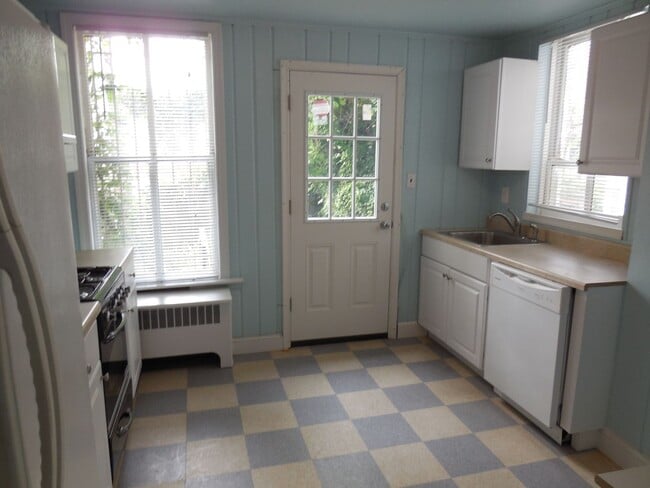 Photo - $4500 / 4br - Sunny 4 Bedroom 2 Bath Georg... Townhome