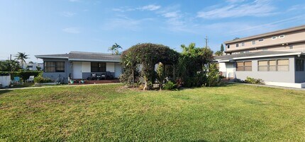 Building Photo - 130 S Lakeside Dr