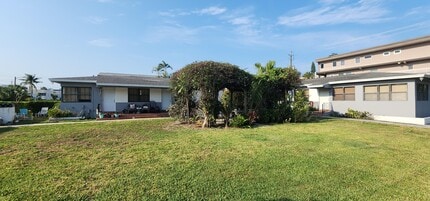 Building Photo - 130 S Lakeside Dr