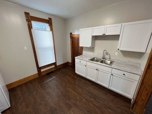 Building Photo - 700 W Powers St