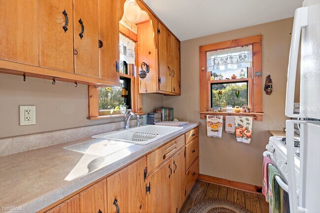 Building Photo - 1 br, 1 bath House - 16319 School St