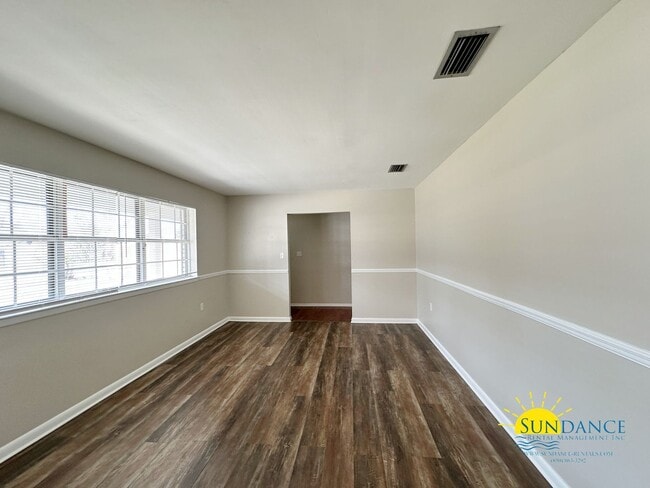 Building Photo - Gorgeous 3 Bedroom Home in Mary Esther!