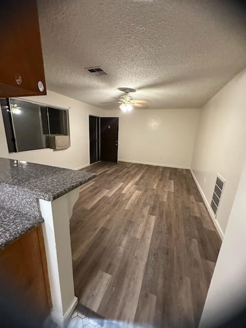 Foto del edificio - 404 Stephens Dr