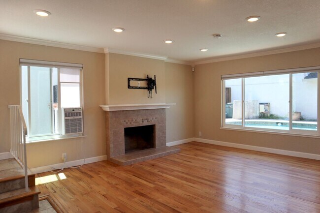Building Photo - Gorgeous 4-bedroom home with pool – Lakesh...