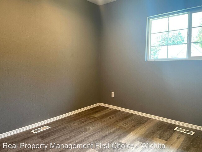 Building Photo - 4 br, 1 bath House - 320 N Ash