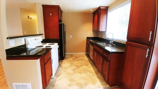 Building Photo - Three Bedroom Rambler in the North End!