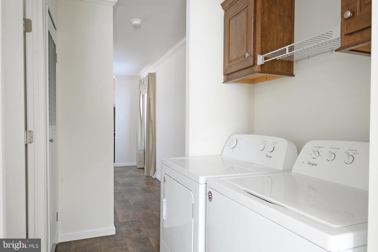 Foto principal - 41 Edgewater Dr
