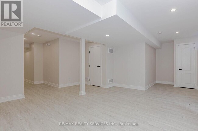 Building Photo - 50 Amboise Crescent