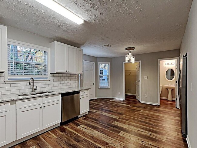 Building Photo - 320 Oakland Pl Dr