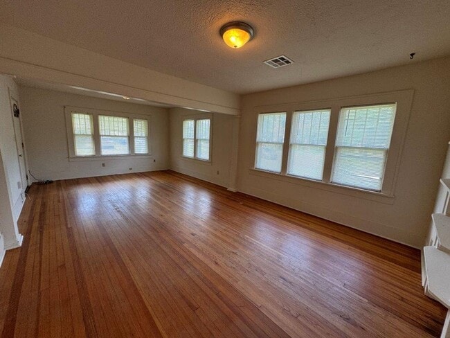 Building Photo - Tons of possibilities here!  3 bedrooms pl...