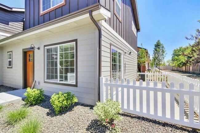 Building Photo - BEAUTIFULL COTTAGES IN PERFECT LOCATION!!