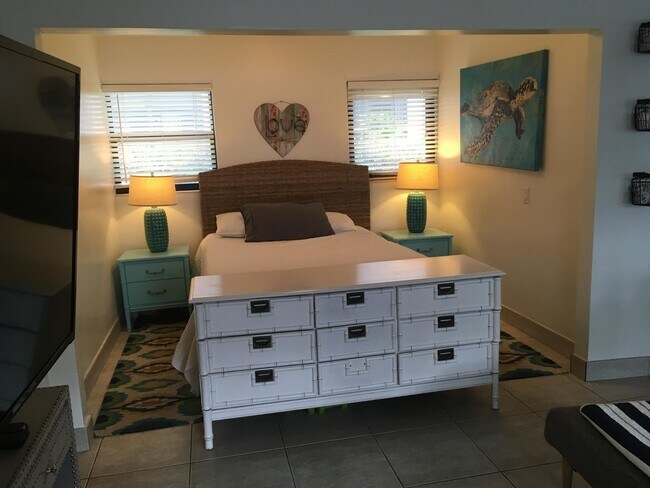 Building Photo - 555 Banyan Tree Ln