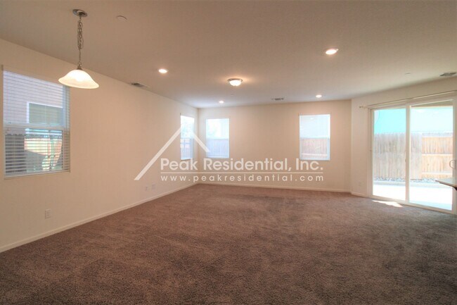 Building Photo - New North Natomas 3bd/2.5ba Home with 2 Ca...