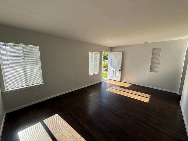 Building Photo - Updated Redwood City Home! New Bath, Fresh...