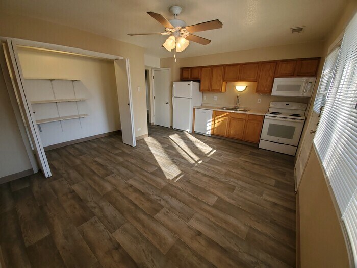 Primary Photo - West Glen Apartments 712-02