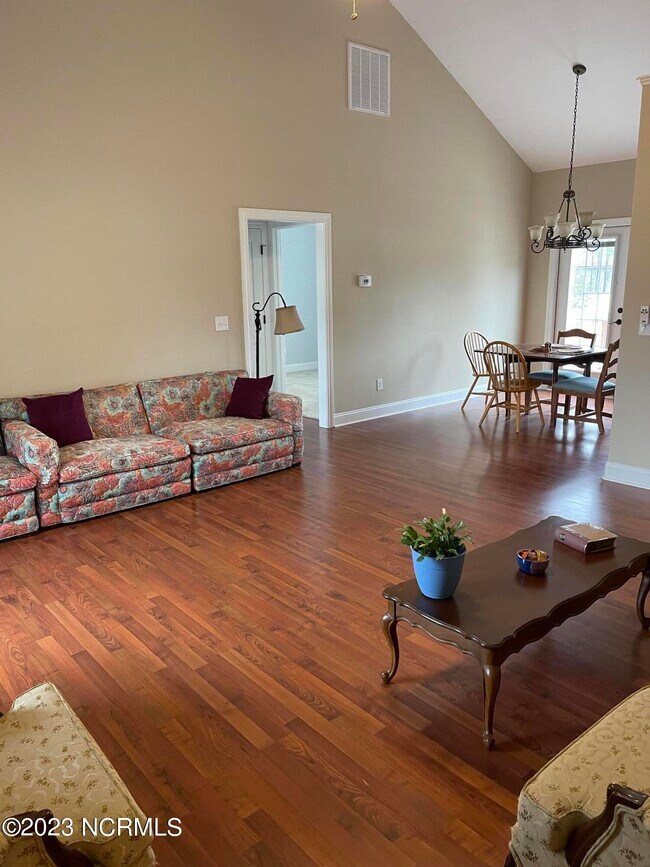 Building Photo - 205 Belle Oaks Dr