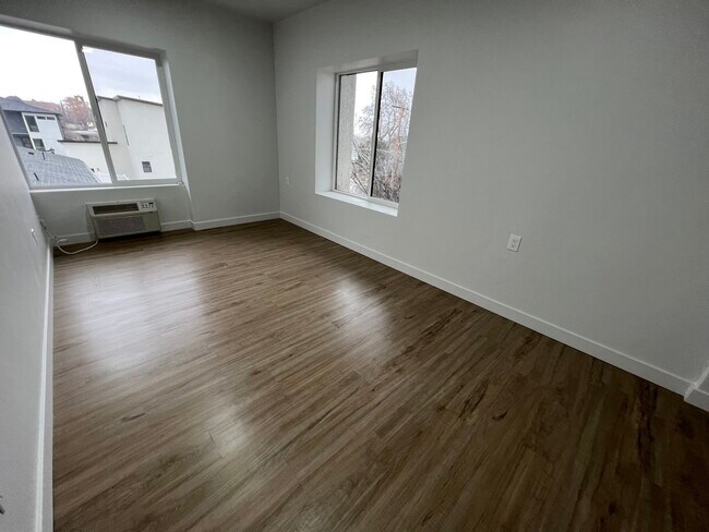 Building Photo - Renovated Apartment in Murray!