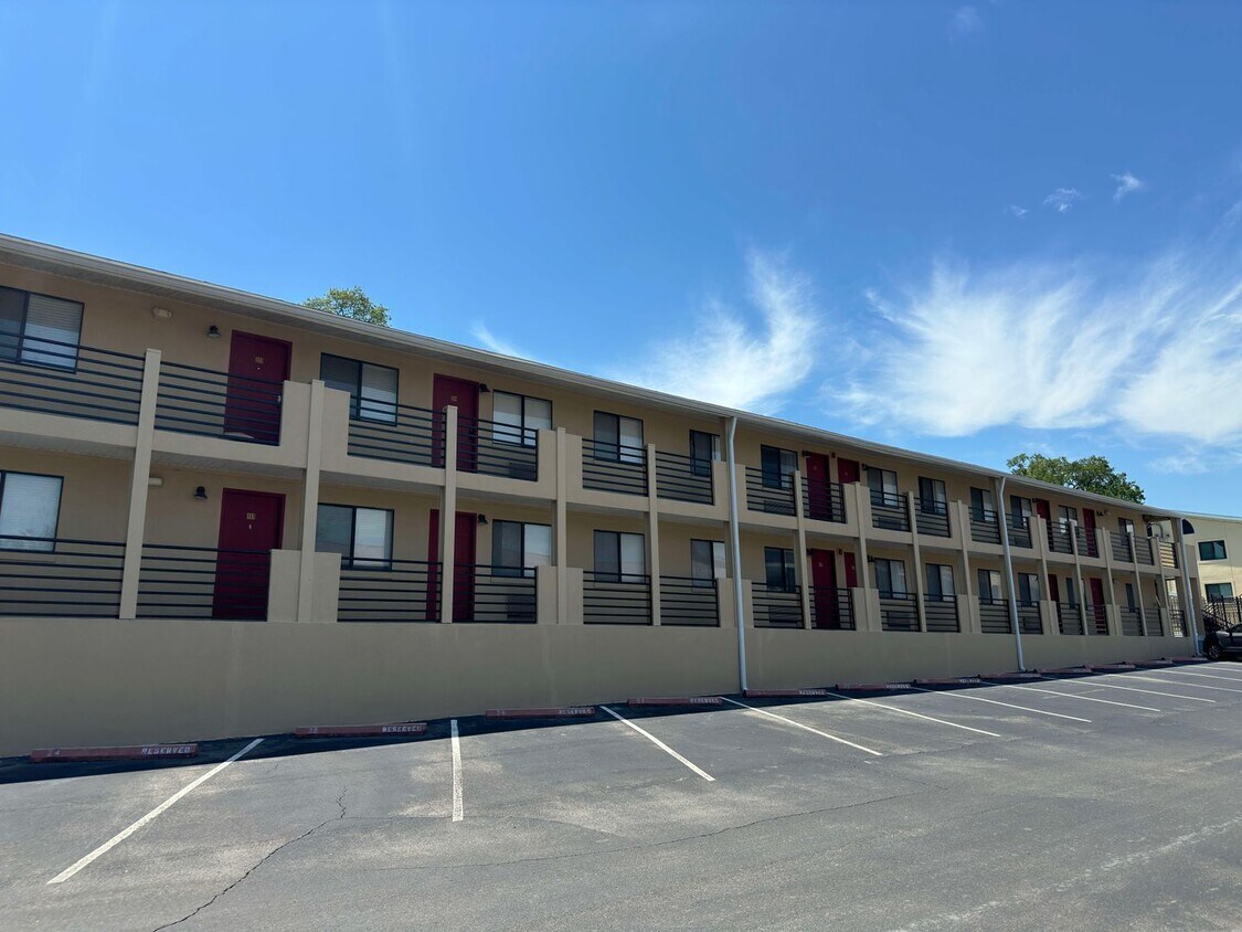 WALK TO CAMPUS 1/1 Condo w/ Stainless Steel Appliances, Walk In Closet, Comm Pool! $1095/month! A... - WALK TO CAMPUS 1/1 Condo w/ Stainless Steel Appliances, Walk In Closet, Comm Pool! $1095/month! A...