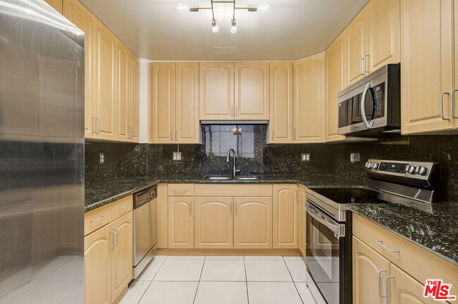 Building Photo - 1100 Alta Loma Rd