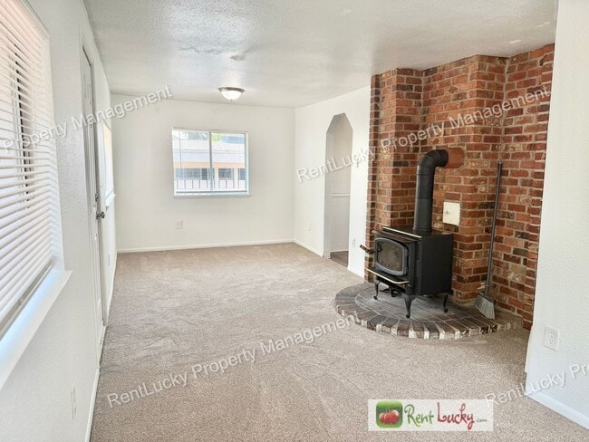 Building Photo - Amazing 3 Bedroom Home in Beacon Hill with Extra Parking and Great Layout!