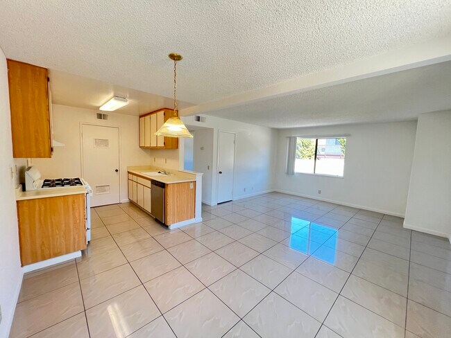 Foto del edificio - 2570 W Lincoln Ave