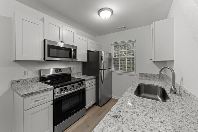 Building Photo - Freshly Remodeled 2 bedroom 2 bath