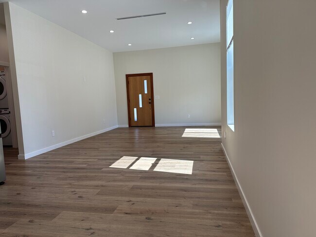 Foto del edificio - 6571 Ponce Ave