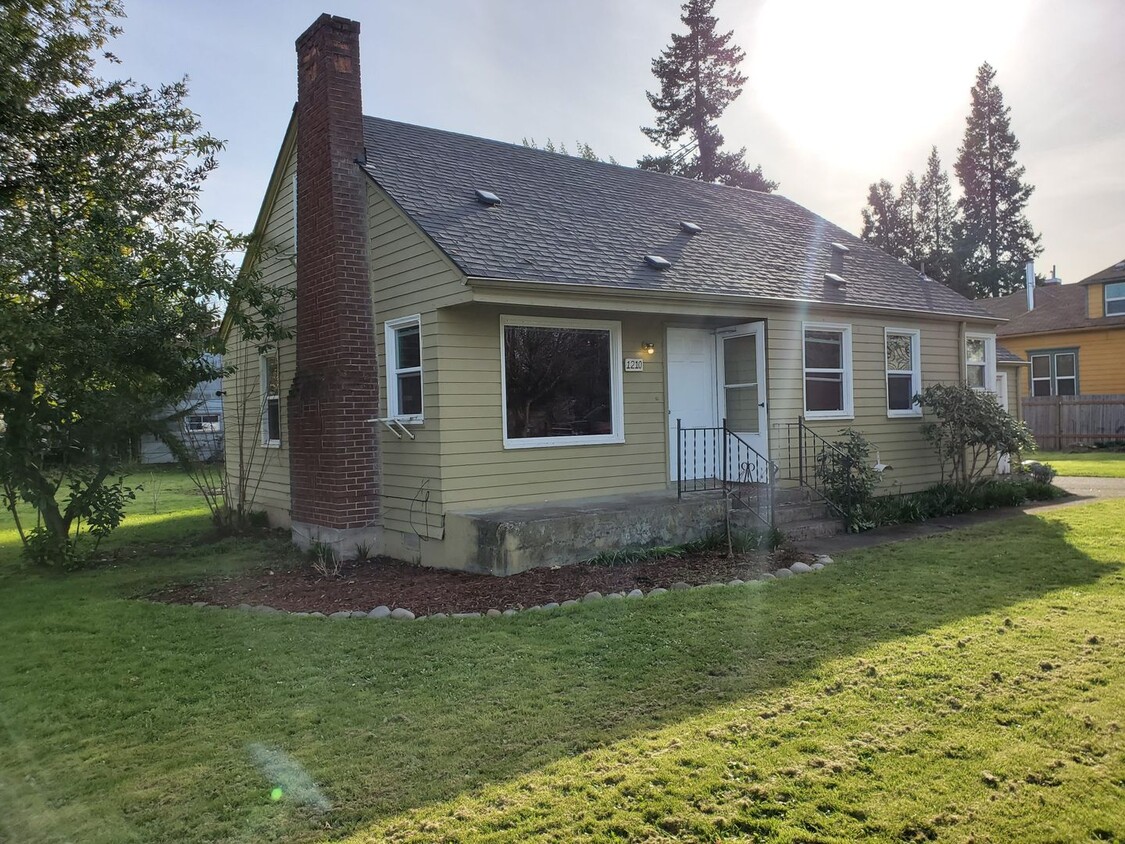 Primary Photo - 2BR Home with Hardwood Floors Near Fairgro...