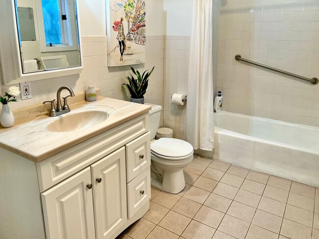 Building Photo - Modern 1-Bed in Mission Hill — All Utilities & WiFi Included!