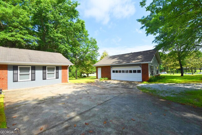 Building Photo - 98 Woodvalley Dr