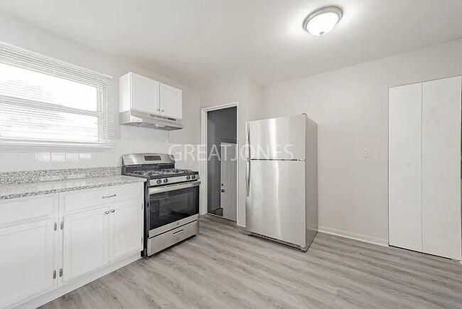 Building Photo - 1137 Maple Ave