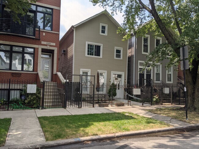 Fachada del edificio, con porche y mesa de picnic. - 2455 W Cortland St