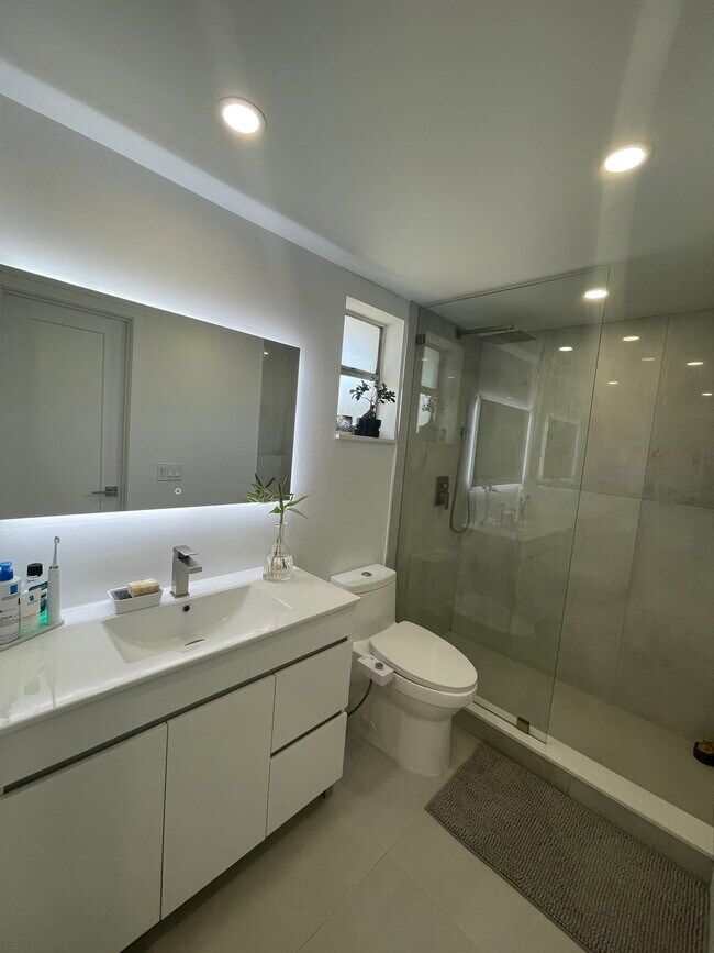 Baño. Puerta del dormitorio en espejo. - 7505 SW 82nd St