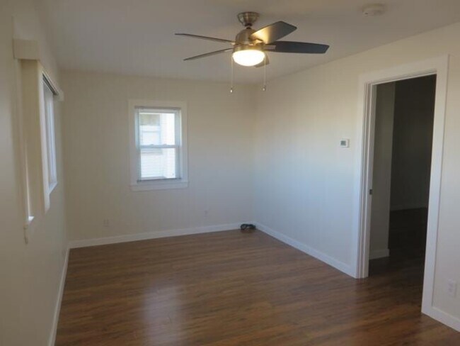 Bright living room with ceiling fan - 509 Market St