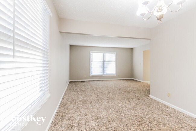Building Photo - 741 Summitcrest Dr
