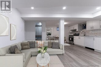 Building Photo - 2 Clevedon St