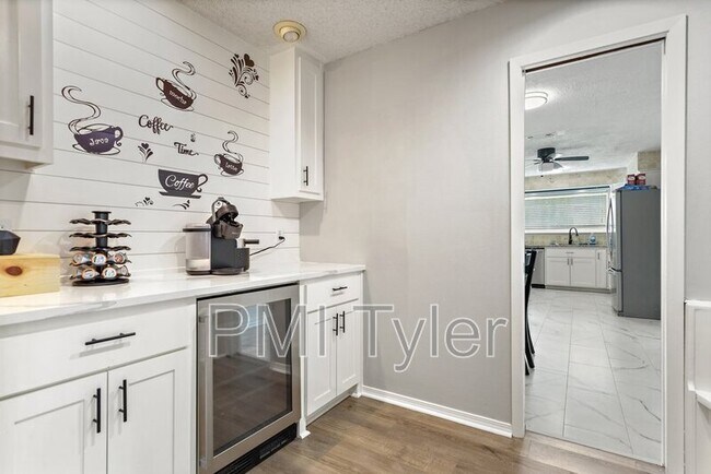 Foto del edificio - 1219 Heather Ln