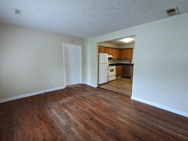 Building Photo - 2730 Argyle Dr NW