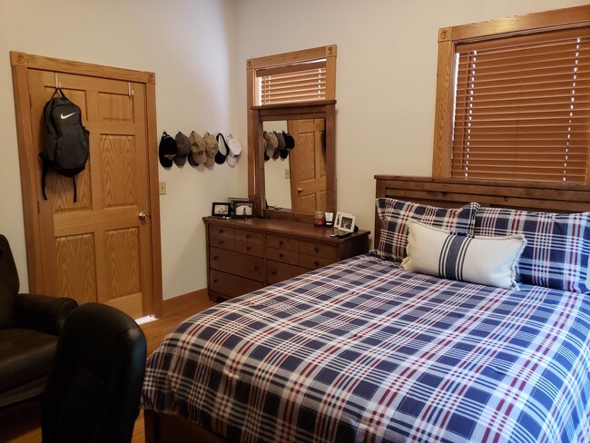 Dormitorio - 804 N Dubuque St