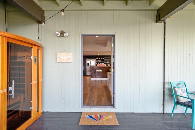 Building Photo - 5775 Skyline Dr