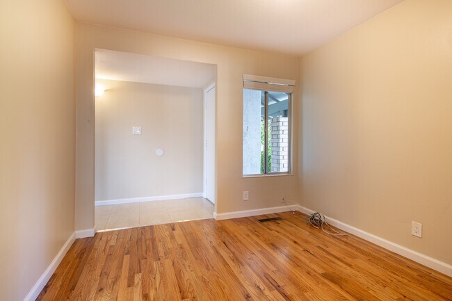 Building Photo - 351 Spode Way