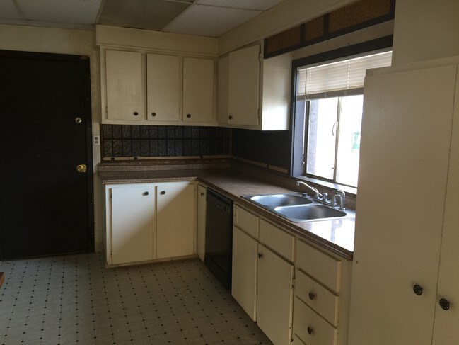 Kitchen - 960 Santa Clara Ave