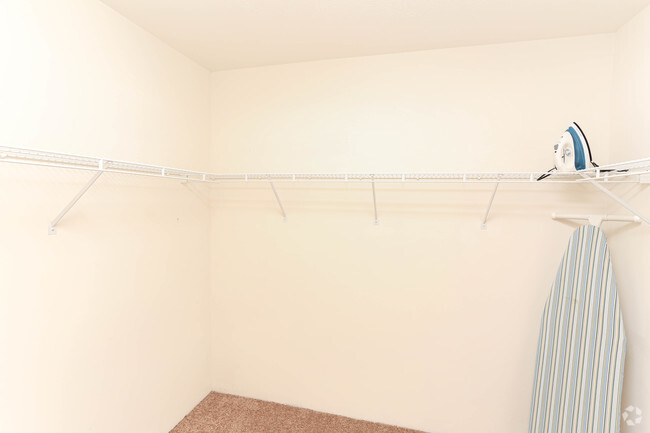 1BR, 1BA - 700 SF - Walk In Closet - Vail Estates Apartments