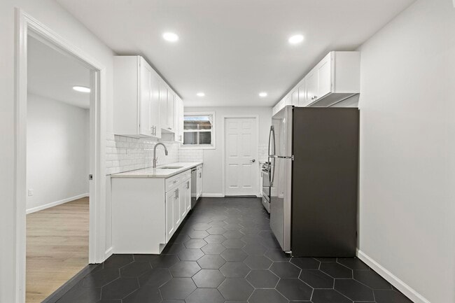 Building Photo - 173 Van Horne St