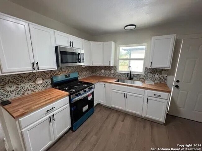 Foto del edificio - Charming 3-Bedroom Home in Wilshire Neighb...