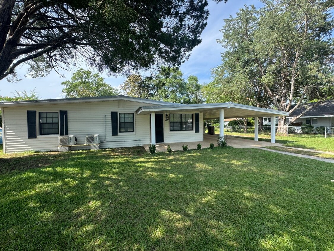 Primary Photo - 3 Bedroom 2 Bathroom Home in Chipley FL
