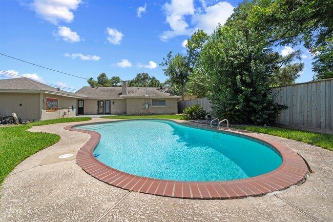 Foto del edificio - 5826 Spruce Forest Dr