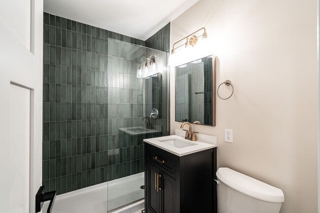 Interior Photo - 2600 E Kenwood Blvd