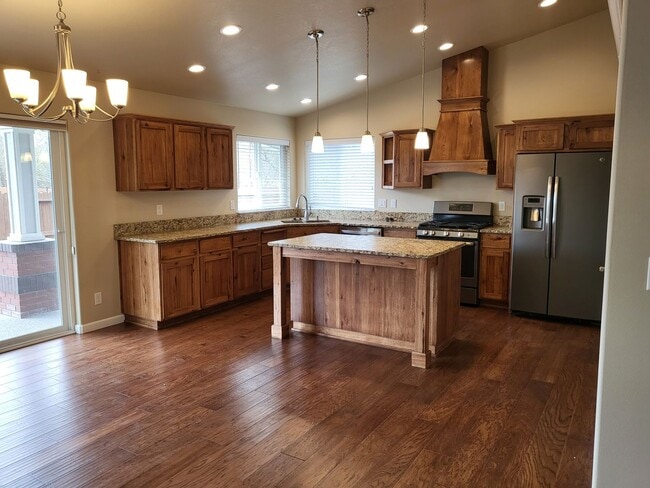 Building Photo - 3 bed 2 bath Single Family Home for Rent in Grants Pass