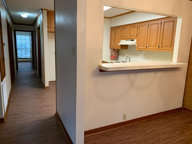 Building Photo - Beautiful and Clean three bedroom flat dow...